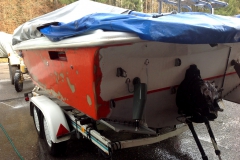 anti-fouling-feinstrahlen-boote-yachten-hannover-sandstrahlen-rot-blaue-plane-auf-haenger-hinten